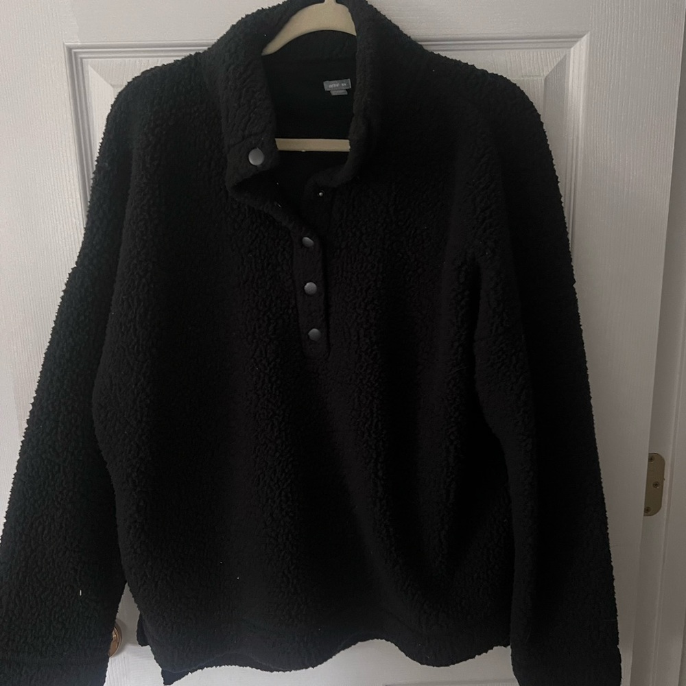 AE black fleece pullover